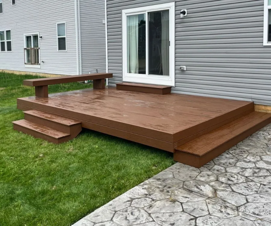 Ground-level composite deck with built-in seating in Wadsworth, Ohio